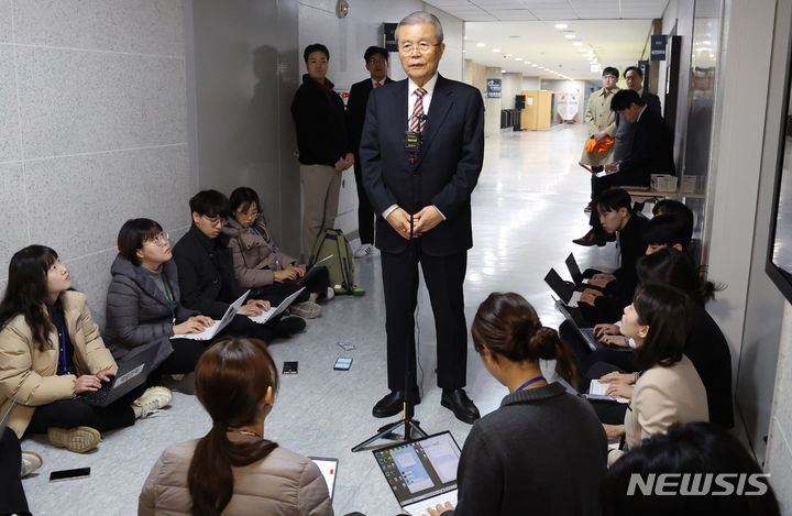 [서울=뉴시스] 추상철 기자 = 김종인 개혁신당 공천관리위원장이 7일 오전 서울 여의도 국회에서 취재진의 질문에 답변하고 있다. 2024.03.07. scchoo@newsis.com