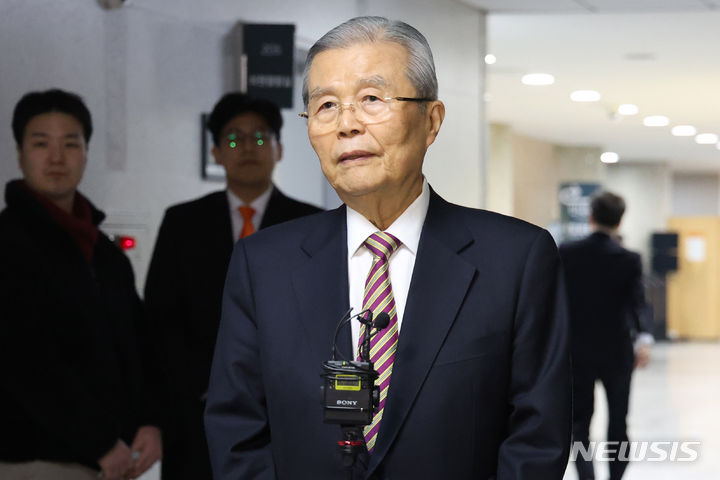 [서울=뉴시스] 추상철 기자 = 김종인 개혁신당 공천관리위원장이 7일 오전 서울 여의도 국회에서 취재진의 질문에 답변하고 있다. 2024.03.07. scchoo@newsis.com