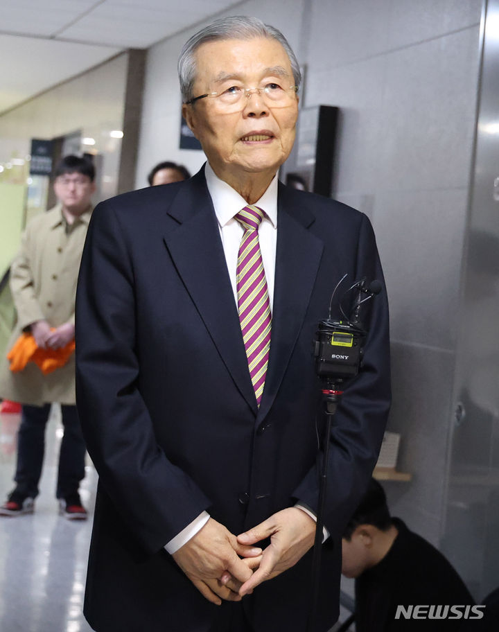 [서울=뉴시스] 추상철 기자 = 김종인 개혁신당 공천관리위원장이 7일 오전 서울 여의도 국회에서 취재진의 질문에 답변하고 있다. 2024.03.07. scchoo@newsis.com