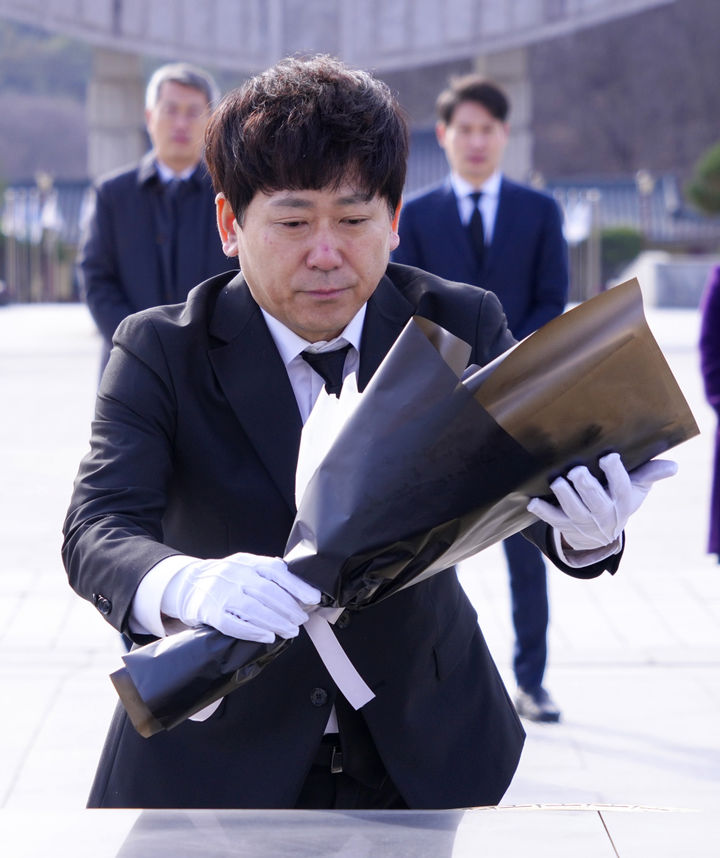 [광주=뉴시스] 이상갑 광주시 신임 문화경제부시장이 7일 오전 광주 북구 운정동 국립5·18민주묘지를 찾아 참배하고 있다. (사진=광주시청 제공) 2025.05.07. photo@newsis.com *재판매 및 DB 금지