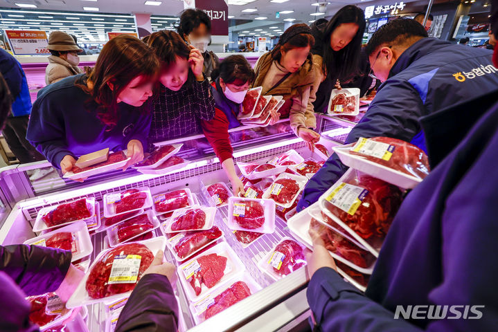 [서울=뉴시스] 정병혁 기자 = 한우 할인 판매 행사. 2024.03.07. jhope@newsis.com