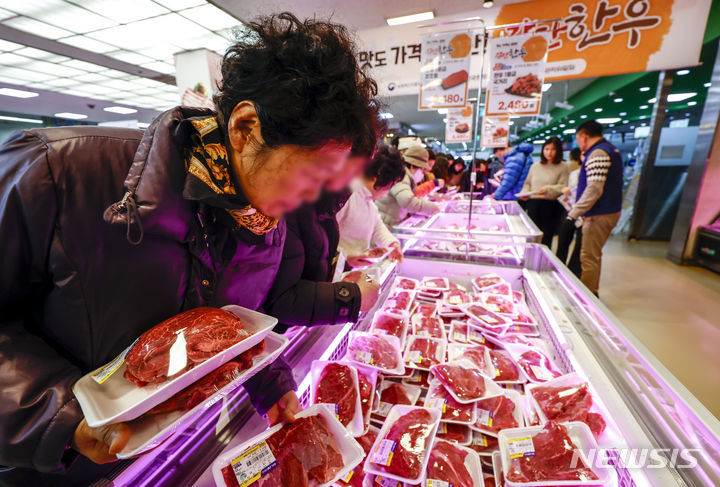 [서울=뉴시스] 정병혁 기자 = 서울 서초구 하나로마트 양재점에 열린 소프라이즈 2024 대한민국 한우세일을 찾은 시민들이 한우를 고르고 있다. 2024.03.07. jhope@newsis.com