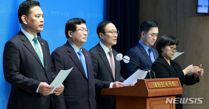 [서울=뉴시스] 고범준 기자 = 더불어민주당을 탈당한 홍영표-설훈 의원과 김종민 새로운미래 공동대표와 박영순 의원이 7일 서울 여의도 국회 소통관에서 비공개 회동을 마치고 공동기자회견을 하고 있다. 왼쪽부터 박영순, 설훈, 홍영표, 김종민 의원. 2024.03.07. bjko@newsis.com