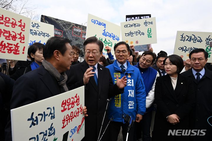 [양평=뉴시스] 이영환 기자 = 이재명(오른쪽 두번째) 더불어민주당 대표가 7일 오전 경기 양평군 강상면 병산리 서울·양평고속도로 특혜의혹 현장을 방문, 예정지에 대한 브리핑을 듣고 있다. (공동취재) 2024.03.07. photo@newsis.com