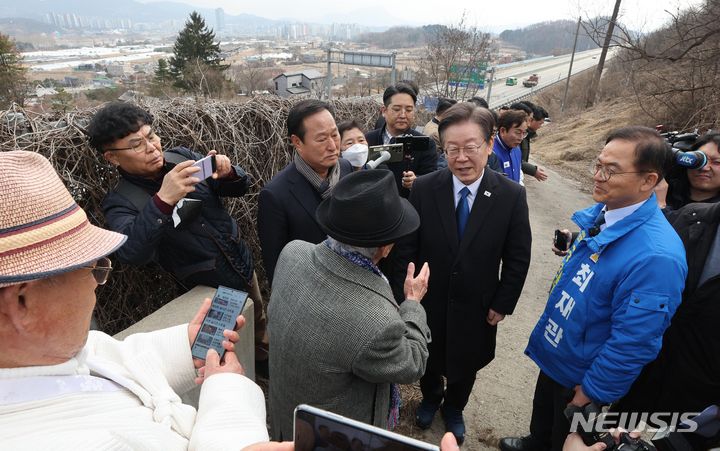 [양평=뉴시스] 이영환 기자 = 이재명 더불어민주당 대표가 7일 오전 경기 양평군 강상면 인근 서울·양평고속도로 특혜의혹 현장 방문을 마치고 참석자들과 인사를 나누고 있다. (공동취재) 2024.03.07. photo@newsis.com