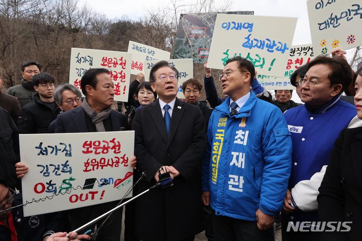 [양평=뉴시스] 이영환 기자 = 이재명 더불어민주당 대표가 7일 오전 경기 양평군 강상면 인근 서울·양평고속도로 특혜의혹 현장을 방문해 최재관 여주시양평군 후보와 대화를 나누고 있다. (공동취재) 2024.03.07. photo@newsis.com