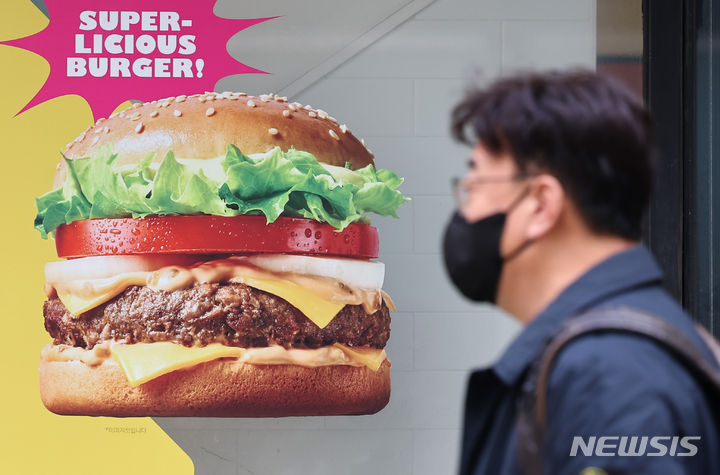 [서울=뉴시스] 황준선 기자 = 서울 시내 한 햄버거 매장. 2024.03.07. hwang@newsis.com