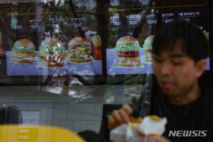 [서울=뉴시스] 황준선 기자 = ﻿﻿최근 젊은층에서 염증성 장질환인 궤양성 대장염·크론병 유병률이 점차 높아지고 있다. 염증성 장질환은 완치가 어려운 만큼 일상생활을 유지하려면 증상을 적절히 조절·관리하는 것이 중요하다. 사진은 7일 서울 시내 한 햄버거 매장. 2024.03.07. hwang@newsis.com