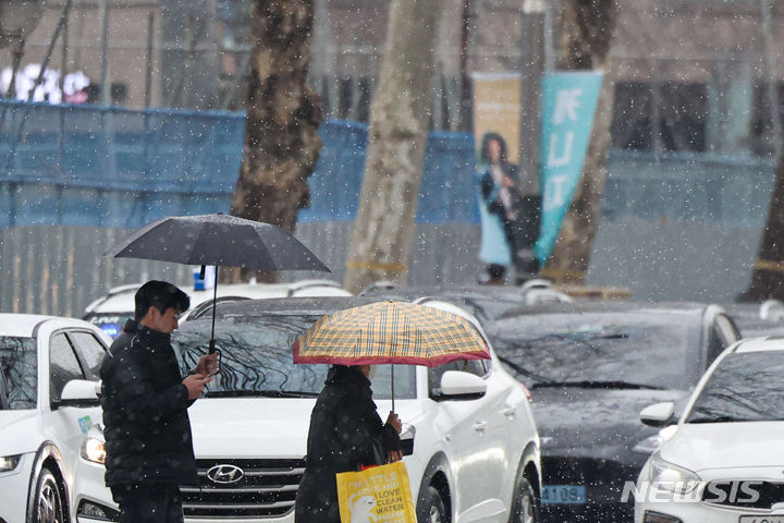 [서울=뉴시스] 권창회 기자 = 전국 대부분 지역에 비 또는 눈이 예보된 7일 오후 서울 시내 거리에서 시민들이 우산을 쓰고 이동하고 있다. 2024.03.07. kch0523@newsis.com
