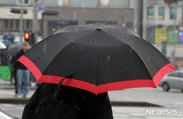 인천, 기온 올라 영상권 회복…눈·비 예보