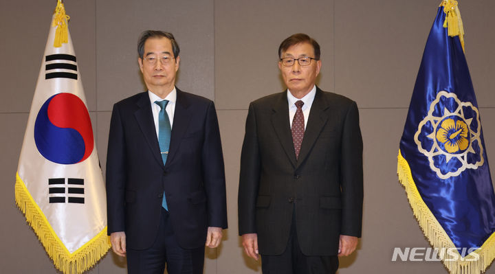 [세종=뉴시스] 강종민 기자 = 한덕수 국무총리가 7일 세종시 정부세종청사에서 신동천 경제·인문사회연구회 이사장에게 임명장을 수여한 뒤 기념촬영을 하고 있다. 2024.03.07. ppkjm@newsis.com