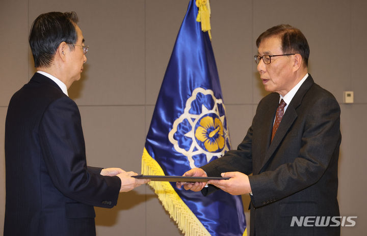 [세종=뉴시스] 강종민 기자 = 한덕수 국무총리가 7일 세종시 정부세종청사에서 신동천 경제·인문사회연구회 이사장에게 임명장을 수여하고 있다. 2024.03.07. ppkjm@newsis.com