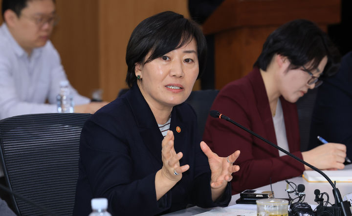 [세종=뉴시스] 강종민 기자 = 송미령 농림축산식품부 장관이 7일 세종시 정부세종청사에서 열린 긴급 기자 간담회에서 '과일 수급 동향 및 대응 방안'을 발표하고 있다. (사진=농식품부 제공) 2024.02.07. photo@newsis.com *재판매 및 DB 금지