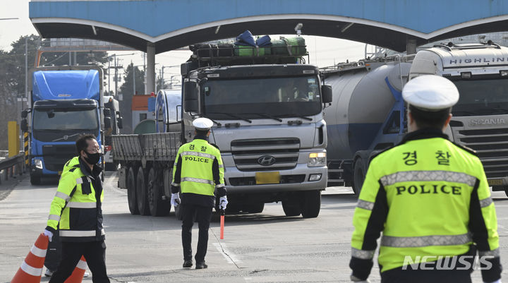 [평택=뉴시스] 도로교통법 위반 화물차 대상 합동 단속이 이뤄지는 모습. (사진= 뉴시스 DB) photo@newsis.com