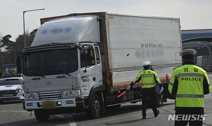 [평택=뉴시스] 경기사진공동취재단 = 7일 오후 경기도 평택시 서평택톨게이트에서 경기남부경찰청, 한국교통안전공단, 한국도로공사의 도로교통법 위반 화물차 대상 합동 단속이 이뤄지고 있다. 2024.03.07. photo@newsis.com
