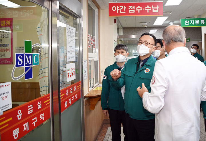 [서울=뉴시스] 홍효식 기자 = 이한경 행정안전부 재난안전관리본부장이 지난 3월7일 전공의 집단행동 대응과 관련해 전남 순천의료원을 방문해 지역 의료체계를 점검하고 있다. (사진=행정안전부 제공) 2024.04.05. *재판매 및 DB 금지