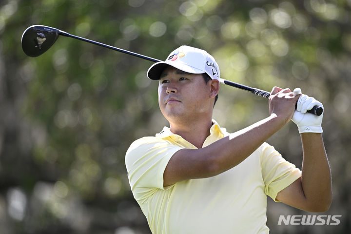 [올랜도=AP/뉴시스] 김시우가 7일(현지시각) 미 플로리다주 올랜도의 베이힐 클럽&로지에서 열린 미국프로골프(PGA) 투어 아놀드 파머 인비테이셔널 첫날 11번 홀에서 티샷을 지켜보고 있다. 김시우는 3오버파 75타로 공동 62위에 이름을 적었다. 2024.03.08.