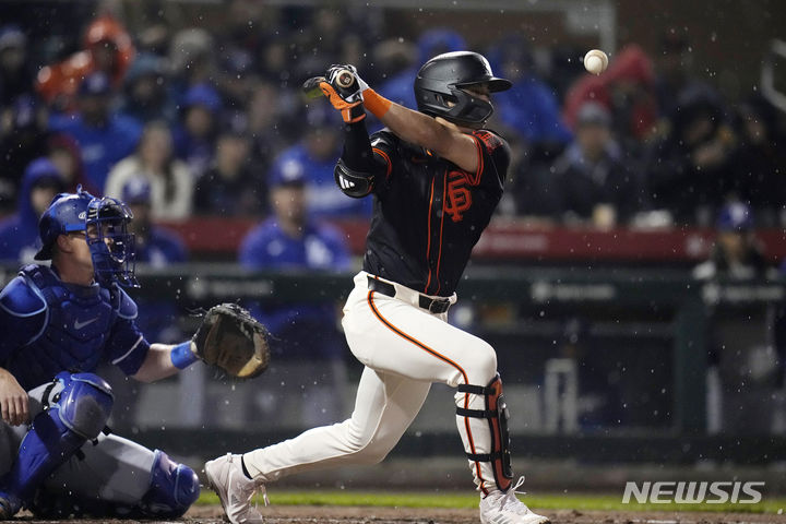 [스코츠데일=AP/뉴시스] 샌프란시스코 자이언츠의 이정후가 8일(한국시간) 미국 애리조나주 스코츠데일 스타디움에서 열린 LA 다저스와의 2024 메이저리그(MLB) 시범경기에 1회말 파울을 치고 있다. 2024.03.08