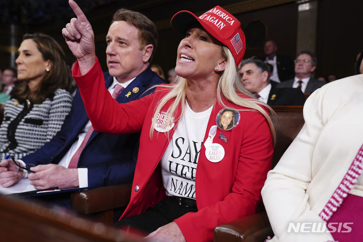 [워싱턴=AP/뉴시스]도널드 트럼프 전 미국 대통령 측근으로 꼽히는 마저리 테일러 그린(공화·조지아) 하원의원이 2024년 3월 22일 같은 당 소속인 마이크 존슨 하원의장 축출 시도에 나서기 전 3월 7일 미 의회에서  민주당에 항의하는 모습. 그는 트럼프 최측근에서 "배신자"로 입장이 바뀌었다. 2025.11. 16.