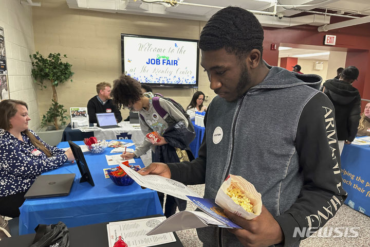 [앨런타운(펜실베이니아주)=AP/뉴시스] 미국 성인 3명 중 2명이 지난해 인플레이션으로 재정 상황이 악화됐으며, 이중 월 청구서를 전액 지불하지 못한 못한 이들도 17%에 달한다는 미 연방준비제도(연준·Fed)의 조사 결과가 나왔다. 사진은 지난 3월7일 미 펜실베이니아주 앨런타운 리하이카본 커뮤니티 칼리지에서 진행된 취업 박람회에서 한 구직자가 브로슈어를 살펴보는 모습. 2024.05.20.