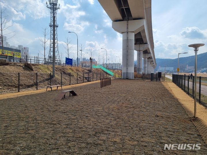 [용인=뉴시스] 경안천 산책로의 반려동물 놀이터 전경. (사진=뉴시스 DB). photo@newsis.com