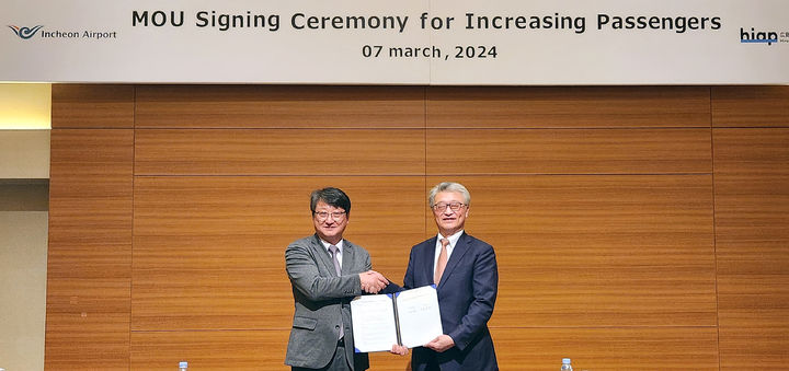 [서울=뉴시스] 김창규(왼쪽) 인천공항공사 미래본부장이 지난 7일 일본 히로시마 쉐라톤 그랜드 호텔에서 열린 ‘인천-히로시마 공항 간 마케팅 협력 MOU 행사’에서 나카무라 야스히로 히로시마공항 사장과 업무협약 체결 후 기념촬영을 하고 있다. 2024.03.08. (사진=인천공항공사 제공) photo@newsis.com *재판매 및 DB 금지