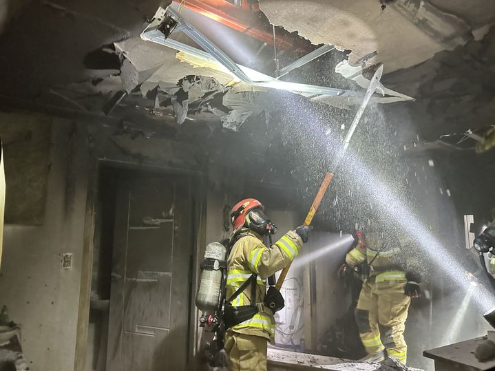 [고령=뉴시스] 8일 오전 4시20분께 경북 고령군 다산면의 한 공장 내 기숙사에서 화재가 발생했다. (사진=경북소방본부 제공) 2024.03.08. photo@newsis.com *재판매 및 DB 금지