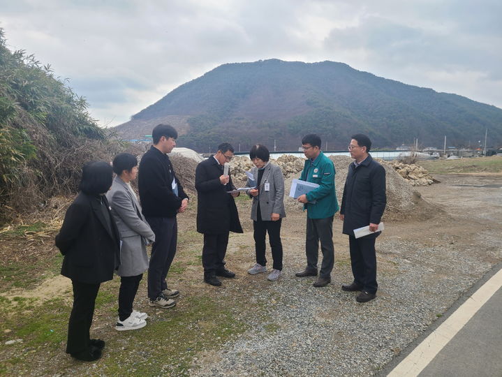 [밀양=뉴시스] 청도면 도로변에서 시설물 안전 점검을 하고 있다. (사진=밀양시 제공) 2024.03.08. photo@newsis.com *재판매 및 DB 금지