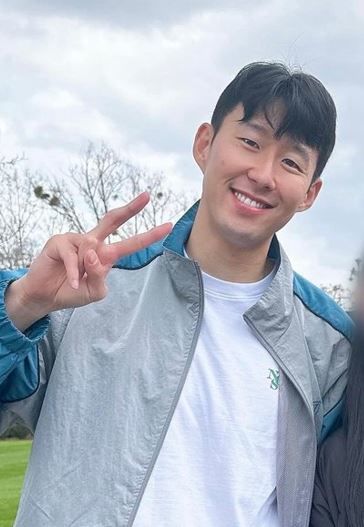 [서울=뉴시스]카타르 월드컵에서 준결증전을 앞두고 국가대표 선수들 간의 불화로 손가락 부상을 입은 손흥민(32·토트넘)의 상태를 알 수 있는 사진이 공개됐다.(사진=X 캡처) *재판매 및 DB 금지