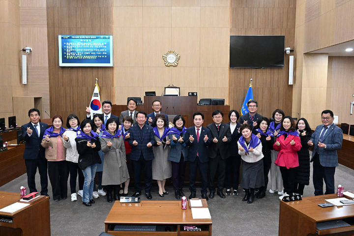 [울산=뉴시스] 울산 울주군의회는 8일 열린 제228회 임시회 제2차 본회의에서 이상걸·최길영·노미경 의원이 공동발의한 ‘기업의 환경·사회·투명 경영 지원 조례안’을 원안 가결했다고 밝혔다. 2024.03.08. (사진= 울주군의회 제공)photo@newsis.com *재판매 및 DB 금지