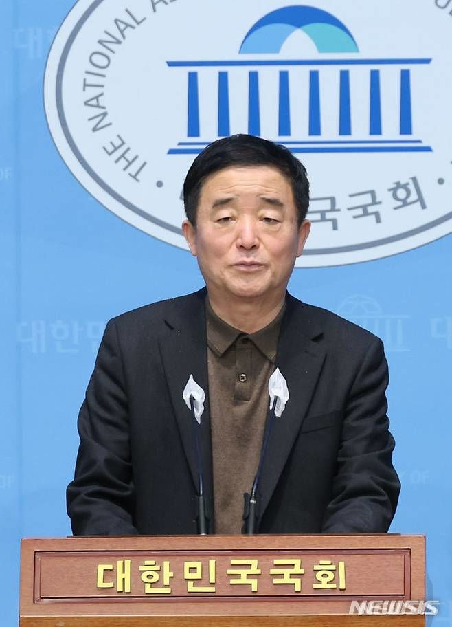 [안양=뉴시스] [서울=뉴시스] 조성봉 기자= 강득구 더불어민주당 의원이 19일 오전 서울 여의도 국회 소통관에서 의대 정원 관련 설문조사 결과를 발표하고 있다. 2024.02.19. suncho21@newsis.com