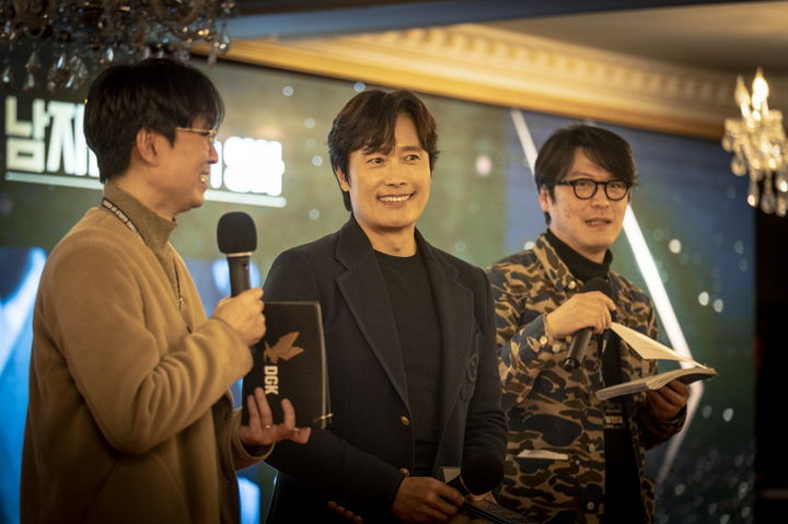 [서울=뉴시스]&nbsp; 배우 이병헌이 7일 '제22회 디렉터스컷 어워즈'에서 영화 부문 남자배우상을 수상했다. (사진=DGK(한국영화감독조합) 제공) 2024.03.08. photo@newsis.com *재판매 및 DB 금지