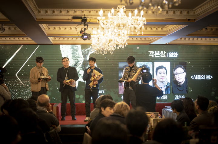 [서울=뉴시스]&nbsp; 영화 '서울의 봄' 홍인표, 홍원찬, 이영종, 김성수 작가가 '제22회 디렉터스컷 어워즈'에서 각본상을 수상했다. (사진=DGK(한국영화감독조합) 제공) 2024.03.08. photo@newsis.com *재판매 및 DB 금지