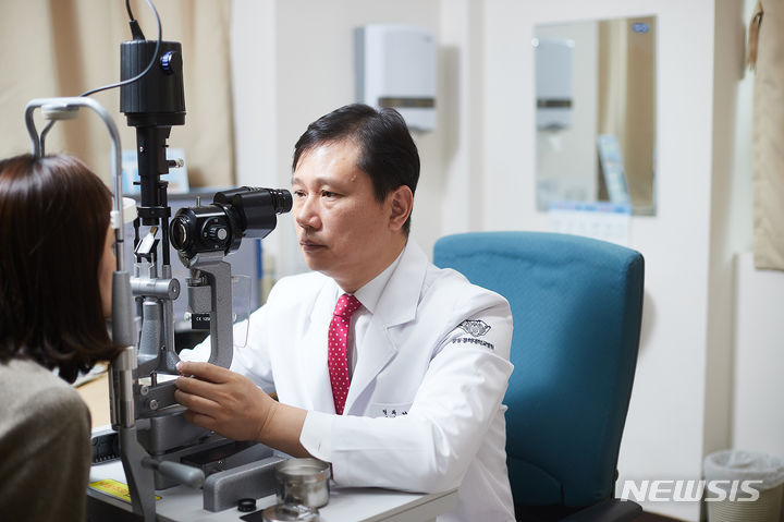 [서울=뉴시스]녹내장은 안압상승 등 다양한 요인으로 시신경이 손상되고 시야 장애가 발생하는 진행성 질환이다. 초기에 환자가 증상을 느끼기 어려운데 치료 시기를 놓치면 실명에 이를 수도 있어 40세 이상, 고도근시 환자 등 녹내장 위험이 높을 경우 조기에 진단해 치료하는 것이 중요하다. (사진= 강동경희대병원 제공) 2024.03.08. photo@newsis.com. 