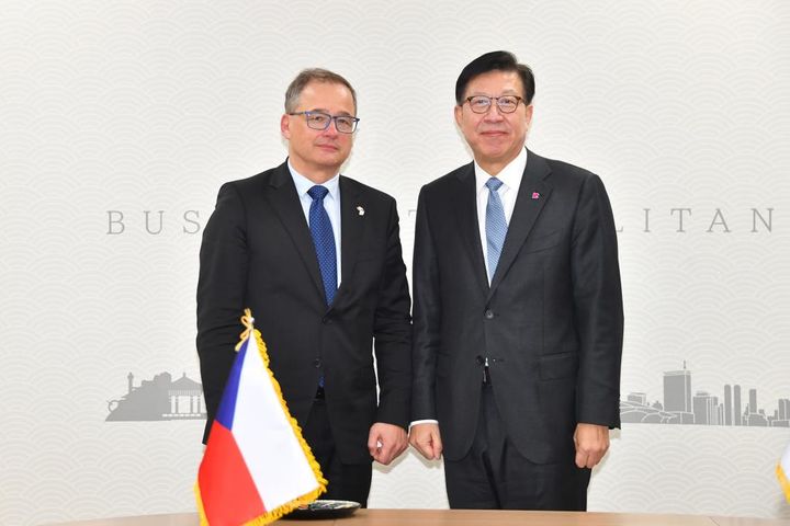 [부산=뉴시스] 박형준 부산시장(오른쪽)과 이반 얀차렉(Ivan Jančárek) 주한체코대사(왼쪽)가 만나 부산-체코 간 상호 교류 및 협력 방안을 논의했다. (사진=부산시 제공) 2024.03.08. photo@newsis.com *재판매 및 DB 금지