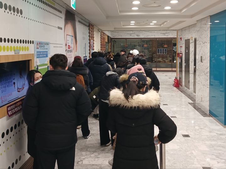 [서울=뉴시스] 우지은 수습기자 = 섭식장애를 앓은 사람들은 다이어트 약이나 보조제를 쉽게 구할 수 있는 현실이 문제라고 지적한다. 사진은 지난 2일 서울 구로구의 한 의원 앞에 사람들이 다이어트 약을 처방 받기 위해 줄을 서 있는 모습. 2024.03.10. now@newsis.com *재판매 및 DB 금지