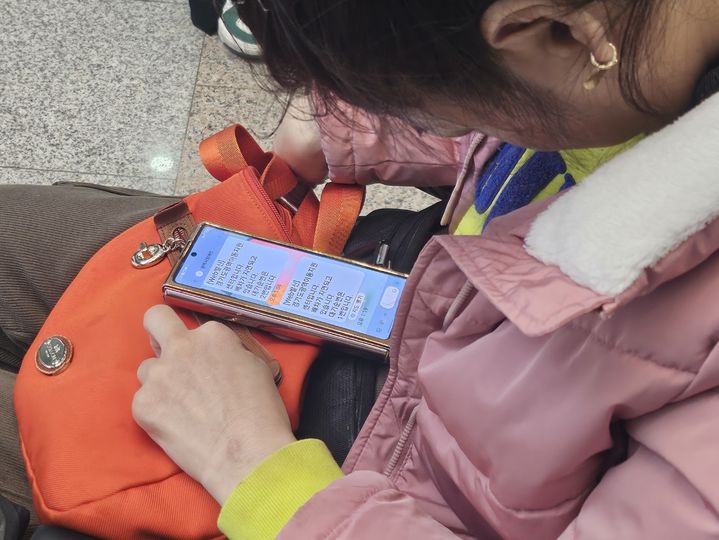 [서울=뉴시스] 이현주 기자 = 지난 6일 오후 경기 수원시에서 김은숙씨가 장애인 콜택시를 타기 위해 기다리고 있다. 2024.03.08. juicy@newsis.com *재판매 및 DB 금지