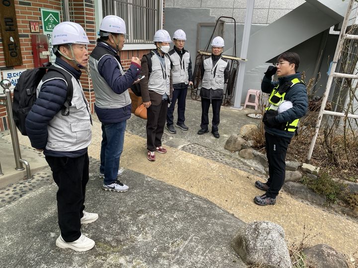 [울산=뉴시스] 울산시 남구가 어르신들이 직접 경로당 안전점검을 진행하는 사회서비스형 노인 일자리인 '스마트 시설 안전관리 매니저' 사업을 본격 추진한다. (사진=울산 남구 제공) photo@newsis.com *재판매 및 DB 금지