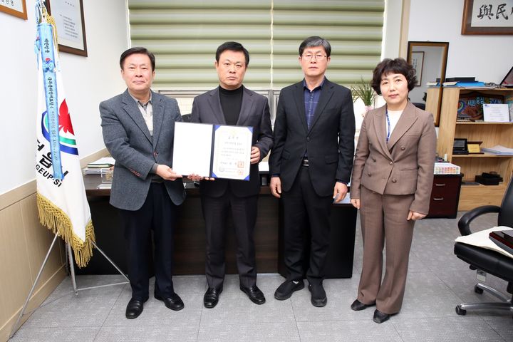 정읍시가 2023년 재난대응 안전한국훈련 종합평가에서 우수기관에 선정됐다. 이학수 시장(왼쪽 두번째)을 비롯한 시 관계자들이 함께 기념사진을 찍고 있다. *재판매 및 DB 금지