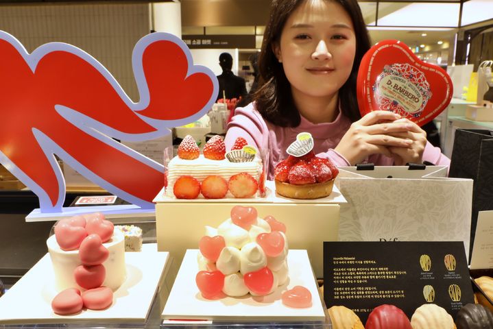 롯데백화점 본점 지하 1층 디저트 팝업매장에서 디저트를 들고 있는 고객 모습(사진=롯데백화점 제공) *재판매 및 DB 금지