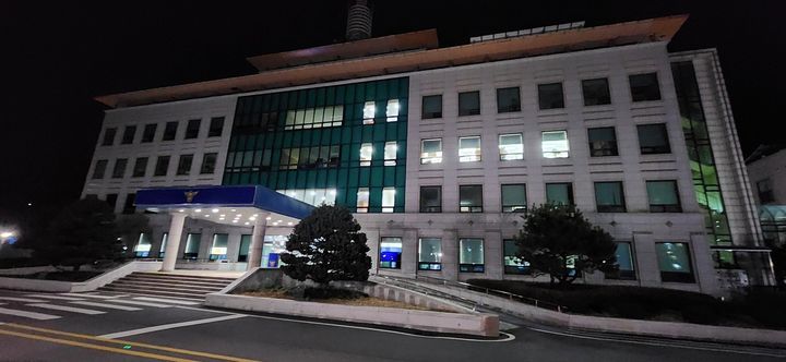 [아산=뉴시스] 박우경 기자 =8일 충남 아산시 새마을금고에서 1억원을 훔쳐 달아난 50대 남성이 충남 아산경찰서에서 조사를 받고 있다. 2024.3.8. spacedust1@newsis.com *재판매 및 DB 금지