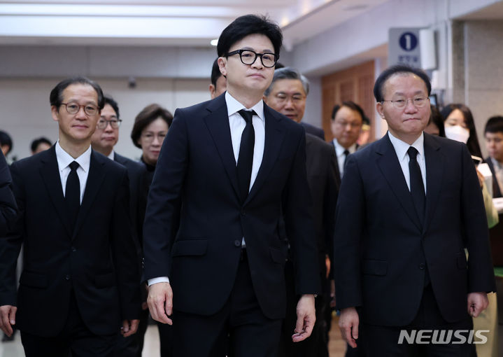 [서울=뉴시스] 조성우 기자 = 한동훈 국민의힘 비상대책위원장과 윤재옥 원내대표가 8일 오전 서울 종로구 서울대학교병원 장례식장에 마련된 고 김영삼 전 대통령 부인 손명순 여사 빈소 조문을 마치고 나오고 있다. 2024.03.08. xconfind@newsis.com