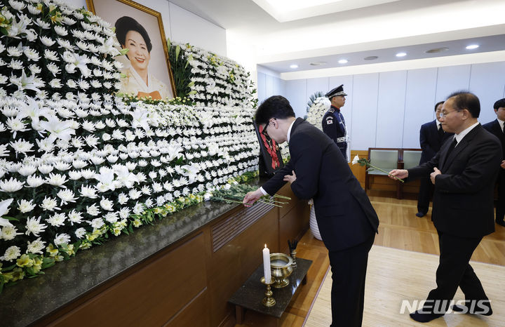 [서울=뉴시스] 조성우 기자 = 한동훈 국민의힘 비상대책위원장과 윤재옥 원내대표 등 지도부가 8일 오전 서울 종로구 서울대학교병원 장례식장에 마련된 고 김영삼 전 대통령 부인 손명순 여사 빈소를 찾아 조문하고 있다. (공동취재) 2024.03.08. photo@newsis.com