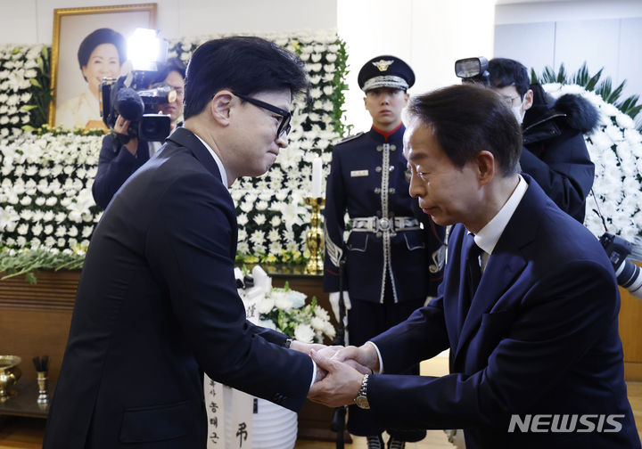 [서울=뉴시스] 조성우 기자 = 한동훈 국민의힘 비상대책위원장이 8일 오전 서울 종로구 서울대학교병원 장례식장에 마련된 고 김영삼 전 대통령 부인 손명순 여사 빈소를 찾아 조문 한 뒤  차남인 김현철 김영삼민주센터 상임이사와 인사를 하고 있다. 있다. (공동취재) 2024.03.08. photo@newsis.com