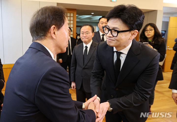 [서울=뉴시스] 조성우 기자 = 한동훈 국민의힘 비상대책위원장과 윤재옥 원내대표가 8일 오전 서울 종로구 서울대학교병원 장례식장에 마련된 고 김영삼 전 대통령 부인 손명순 여사 빈소를 찾아 조문 한 뒤  차남인 김현철 김영삼민주센터 상임이사와 인사를 하고 있다. 있다. (공동취재) 2024.03.08. photo@newsis.com