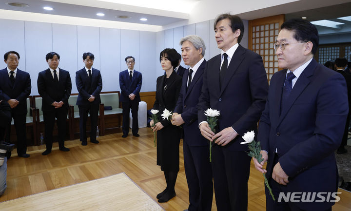 [서울=뉴시스] 조성우 기자 = 조국 조국혁신당 대표가 8일 오전 서울 종로구 서울대학교병원 장례식장에 마련된 고 김영삼 전 대통령 부인 손명순 여사 빈소를 찾아 조문하고 있다. (공동취재) 2024.03.08. photo@newsis.com