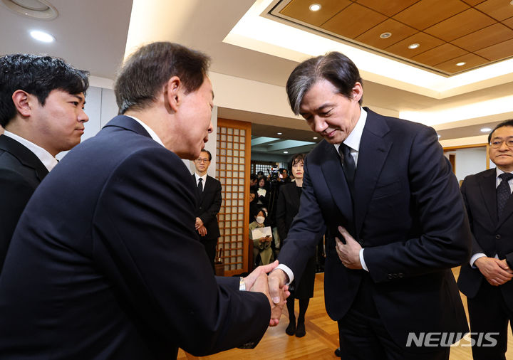 [서울=뉴시스] 조성우 기자 = 조국 조국혁신당 대표가 8일 오전 서울 종로구 서울대학교병원 장례식장에 마련된 고 김영삼 전 대통령 부인 손명순 여사 빈소를 찾아 조문한 뒤 차남 김현철 김영상대통령기념재단 이사장과 인사하고 있다. (공동취재) 2024.03.08. photo@newsis.com