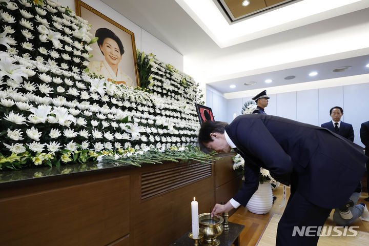 [서울=뉴시스] 조성우 기자 = 조국 조국혁신당 대표가 8일 오전 서울 종로구 서울대학교병원 장례식장에 마련된 고 김영삼 전 대통령 부인 손명순 여사 빈소를 찾아 조문하고 있다. (공동취재) 2024.03.08. photo@newsis.com