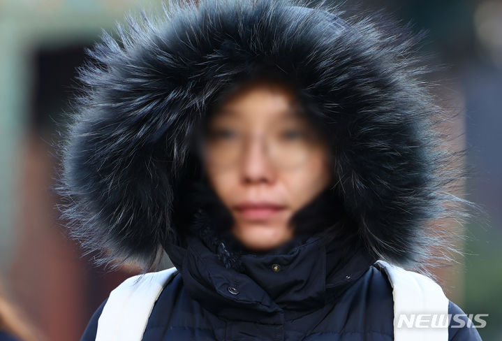 [서울=뉴시스] 황준선 기자 = 서울의 아침 기온이 영하권으로 떨어지며 쌀쌀한 날씨를 보인 지난 8일 오전 서울 종로구 세종대로 사거리에서 두꺼운 외투를 입은 시민들이 발걸음을 옮기고 있다. 2024.03.08. hwang@newsis.com