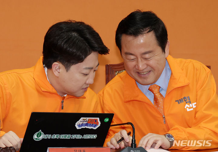 [서울=뉴시스] 이영환 기자 = 이준석 개혁신당 대표와 김용남 정책위의장이 8일 오전 서울 여의도 국회에서 열린 최고위원회의에서 대화를 나누고 있다. 2024.03.08. 20hwan@newsis.com